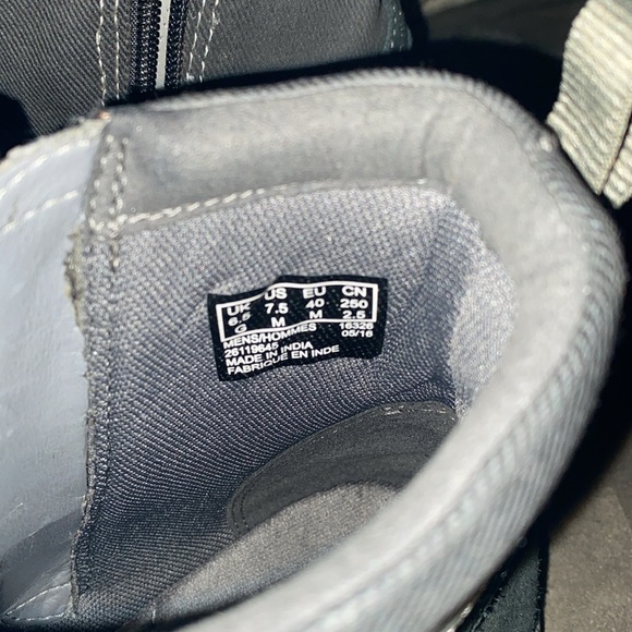 Ventige zip in black/ grey Clark’s. Size 7 1/2 mens. - Picture 6 of 7